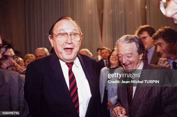 Droite Roland Dumas, ministre des Affaires étrangères, et son homologue allemand Hans Dietrich Genscher lors d'un sommet franco-allemand le 29 mai...