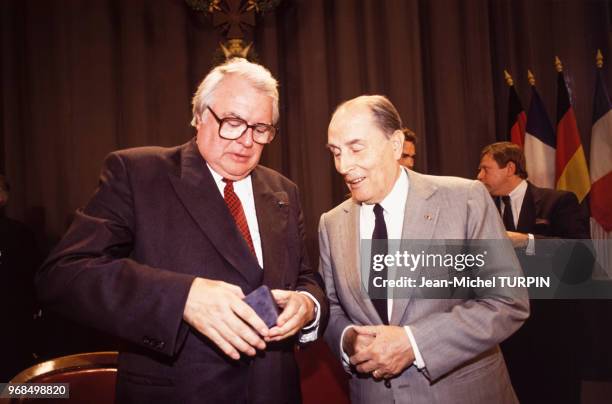 Pierre Mauroy et François Mitterrand lors d'un sommet le 29 mai 1991 à Lille, France.