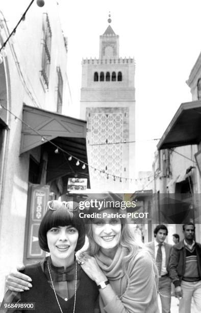Portrait des chanteuses Mireille Mathieu et Dalida dans la Medina, devant le minaret d'une mosquée le 13 novembre 1979.