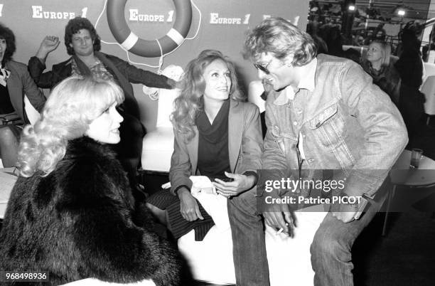 Portrait de la chanteuse Dalida en conversation avec Johnny Hallyday lors d'un enregistrement pour la radio Europe 1 en présence de Patrick Sébastien...