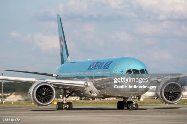 korean air boeing 787-9 dreamliner - korean air stock pictures, royalty-free photos & images