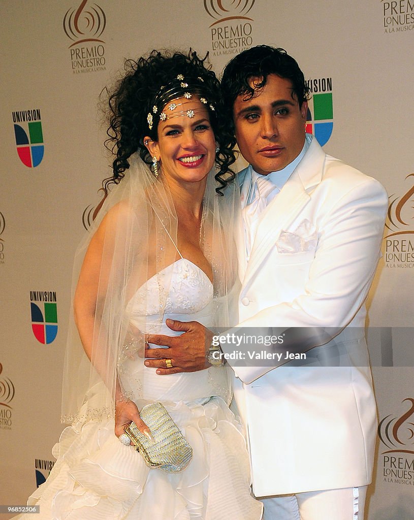 Niurka Marcos and Eduardo Antonio arrives at Univisions 2010 Premio...  Fotografía de noticias - Getty Images