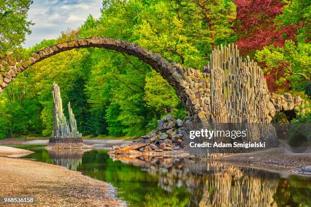 ponte rakotz (ponte ad arco, rakotzbrücke) a kromlau, germania (hdri) - kromlau azalea and rhododendron park foto e immagini stock
