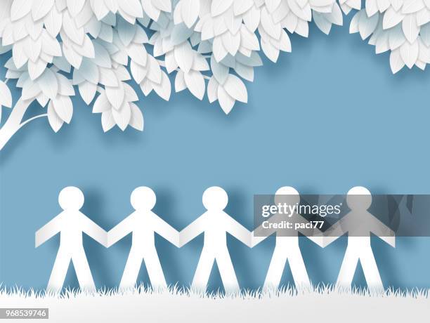 stockillustraties, clipart, cartoons en iconen met papier mensen hand in hand - papierknipsel