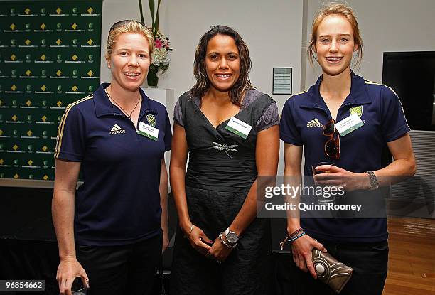 Alex Blackwell and Ellyse Perry of the Australian Southern Stars pose with Cathy Freeman at the Females in Cricket Luncheon during the Fifth One Day...