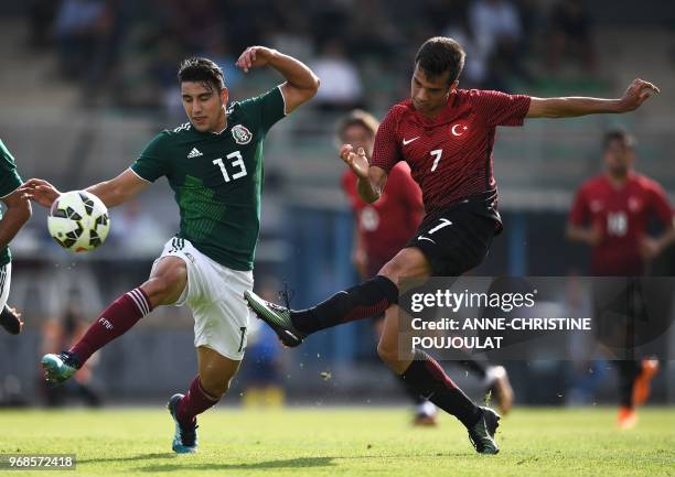 Mexico's defender Jorge Sanchez vies with Turkey's defender Baris Alici during the Festival International Espoirs - Maurice Revello Tournament Under...