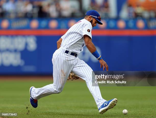 Shortstop Amed Rosario of the New York Mets is not able to come up with the ball cleanly on a single by Pedro Alvarez of the Baltimore Orioles during...
