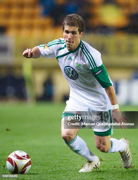 Peter Pekarik of Wolfsburg in action during the UEFA Europa League football match between Villarreal CF and VFL Wolfsburg at El Madrigal stadium on...