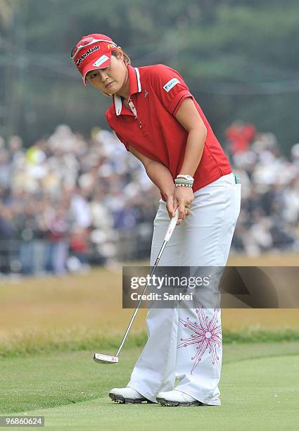 Shinobu Moromizato attempts the birdie putt on the 18th green in the final round of LPGA Tour Championship Ricoh Cup at Miyazaki Country Club on...