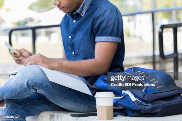 estudiante de colegio masculino africano americano antes de la clase - tarjeta de ilustración fotografías e imágenes de stock