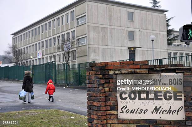 Photo de l'entrée du collège Louise Michel prise le 17 février 2010 à Clichy-sous-Bois. Trois cas de tuberculose et 30 porteurs potentiels ont été...