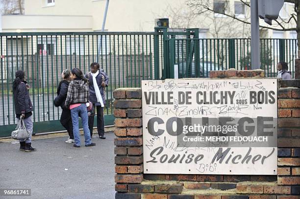 Photo de l'entrée du collège Louise Michel prise le 17 février 2010 à Clichy-sous-Bois. Trois cas de tuberculose et 30 porteurs potentiels ont été...