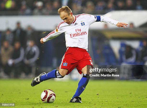 David Jarolim of Hamburg runs with the ball during the UEFA Europa League knock-out round, first leg match between Hamburger SV and PSV Eindhoven at...