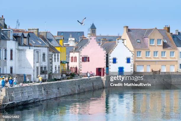 l'été à l'ile de sein : village préféré des français 2018 - brest brittany stockfoto's en -beelden