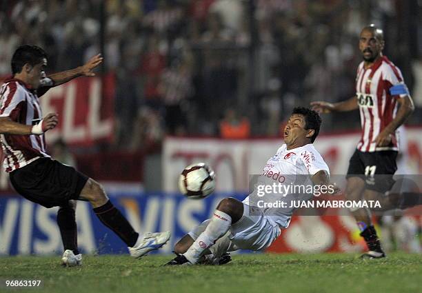 Peru's Juan Aurich defender Jesus Alvarez vies for the ball with Argentina's Estudiantes de la Plata defender Maximiliano Nunez during their Copa...