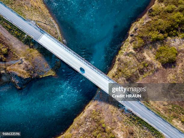 voiture sur pont en islande à l’eau douce qui s’exécutent sous. - réconciliation photos et images de collection