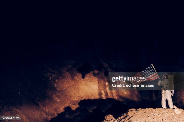 orgoglioso del suo achivement - astronauta bandiera foto e immagini stock