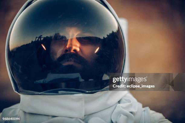 spaceman - ruimtehelm stockfoto's en -beelden