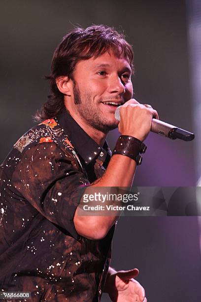 Singer Diego Torres performs onstage during "ALAS" El Concierto Por Los Ninos at Zocalo La Plaza de la Constitucion on May 17, 2008 in Mexico City,...