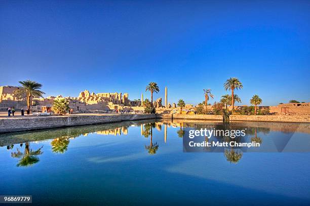 the sacred lake at karnak - tempel von karnak stock-fotos und bilder