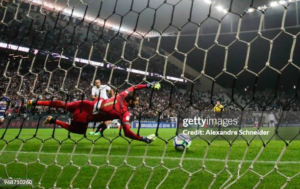 Vanderlei of Santos in action during the match against Corinthians for the Brasileirao Series A 2018 at Arena Corinthians Stadium on June 06, 2018 in...