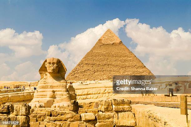 the sphinx and the pyramid of khafre, giza - cairo photos et images de collection