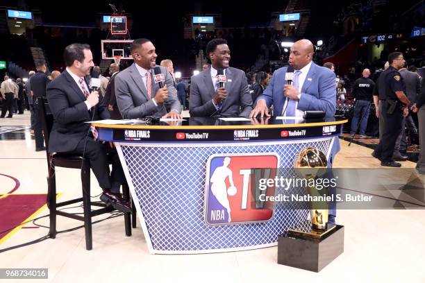 Casey Stern, Grant Hill, Chris Webber, and Charles Barkley talk after the game between the Golden State Warriors and the Cleveland Cavaliers in Game...