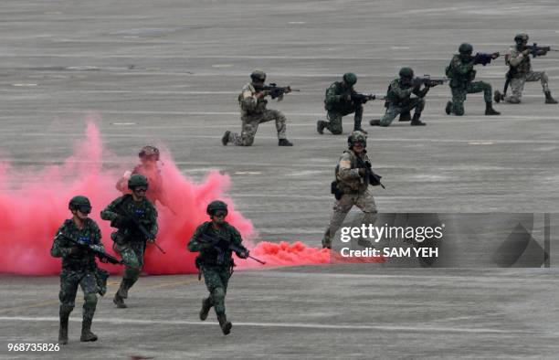 Taiwan soldiers take part in during the Han Kuang drill at the Ching Chuan Kang air force base in Taichung, central Taiwan, on June 7, 2018. - Taiwan...