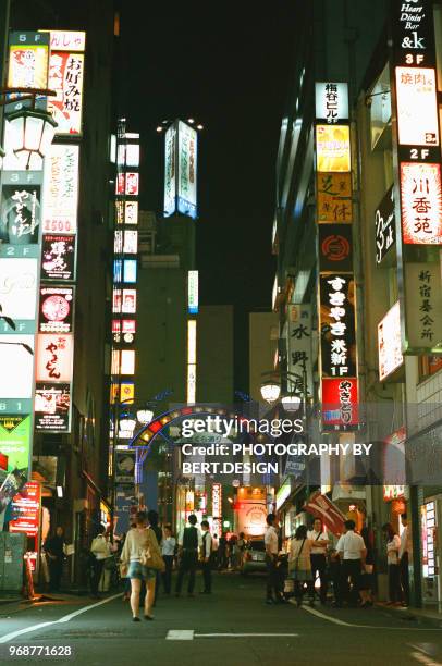 nightlife at kabukicho ichibangai (歌舞伎町一番街) in kabukicho (歌舞伎町), shinjuku (新宿), tokyo (東京) japan - 東京 imagens e fotografias de stock