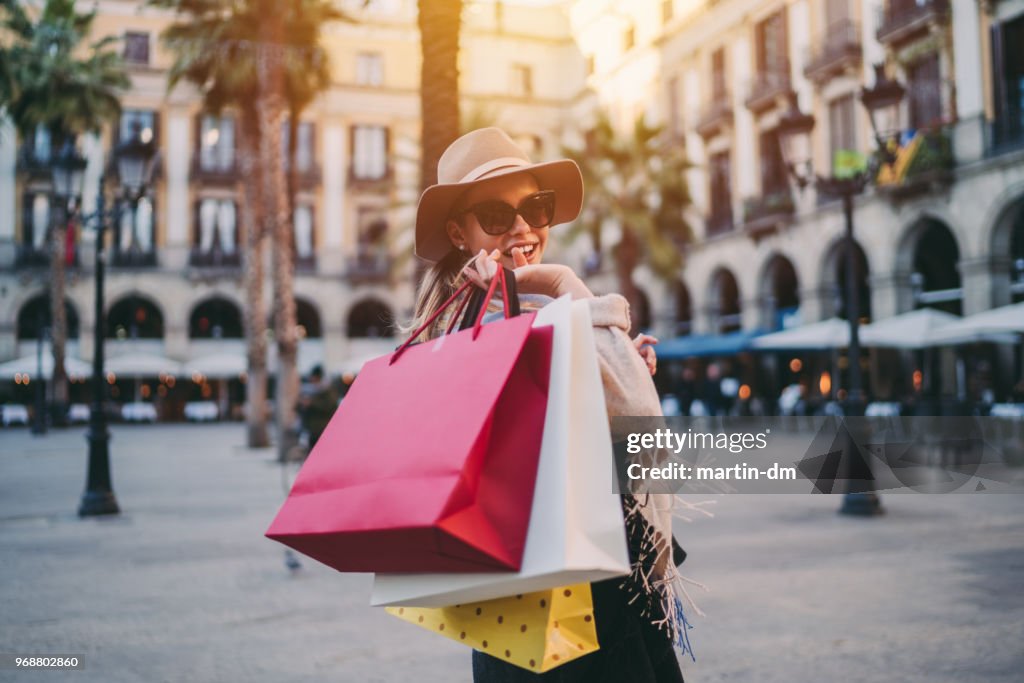 Lächelndes Mädchen beim Shoppen in Barcelona