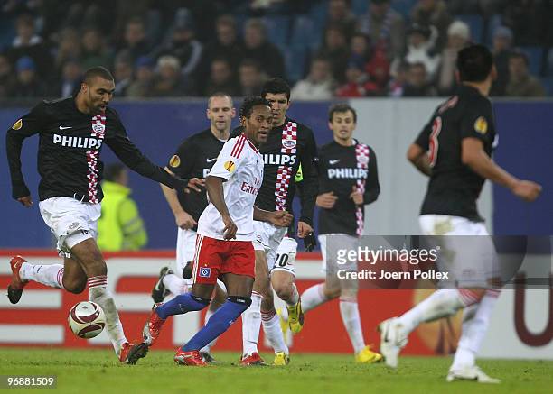 Ze Roberto of Hamburg and Orlando Engelaar and Ibrahim Afellay of Eindhoven compete for the ball during the UEFA Europa League knock-out round, first...
