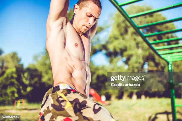 straße workout und sehr muskulösen jungen mann. - six pack stock-fotos und bilder