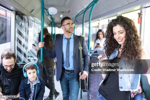 バスに乗る若い人 - crowded train station smartphone ストックフォトと画像