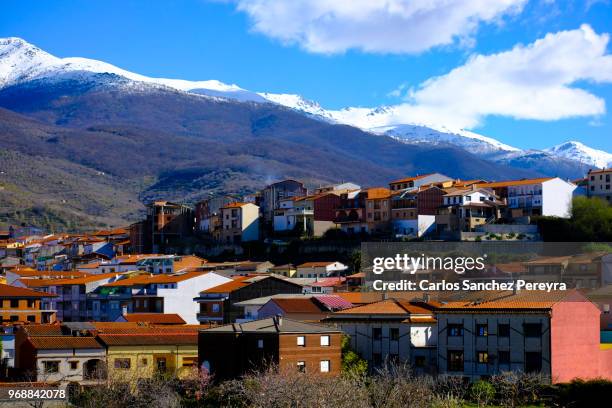 town in jerte valley - jerte fotografías e imágenes de stock