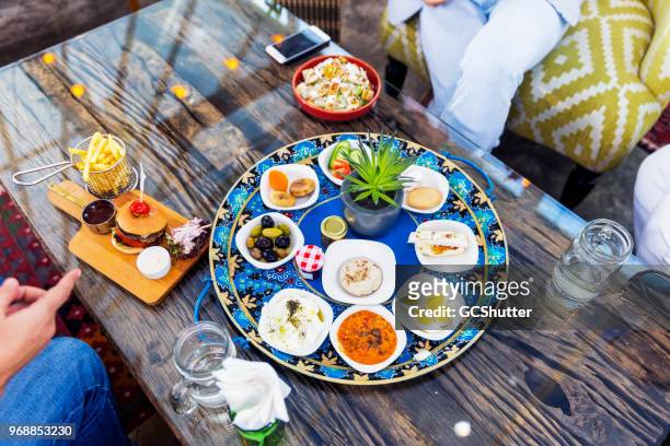 vrienden bijeen in café over een maaltijd - turkey middle east stockfoto's en -beelden