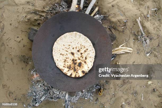 cooking bread on the flame, thar great indian desert, india - weight loss journey stock pictures, royalty-free photos & images