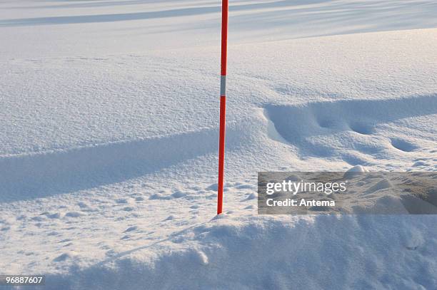 memoria rojo en la nieve - distance marker fotografías e imágenes de stock