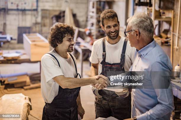 bienvenue dans notre atelier ! - réparateurs et réparatrices photos et images de collection
