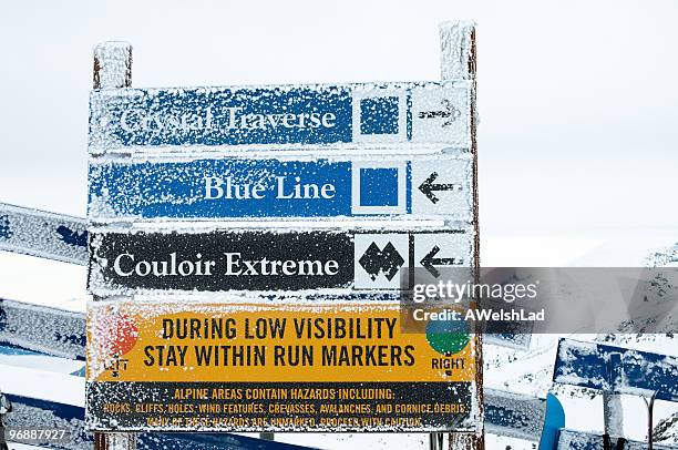ski trails signs blackcomb mountain, bc - blackcomb-mountain stockfoto's en -beelden