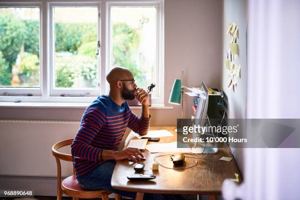 man working at home - lavoro a domicilio foto e immagini stock