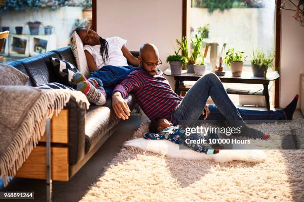 parents with baby son resting - lazy day fotografías e imágenes de stock