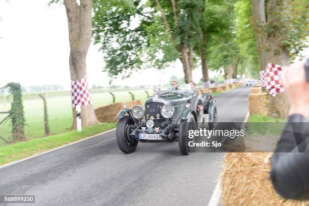 bentley 8 litre english 1931 classic car in british racing green - 2017 1931 stock pictures, royalty-free photos & images