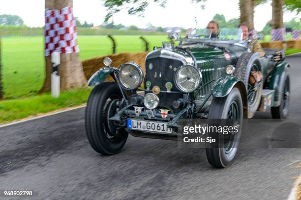 bentley 8 litre english 1931 classic car in british racing green - 2017 1931 stock pictures, royalty-free photos & images