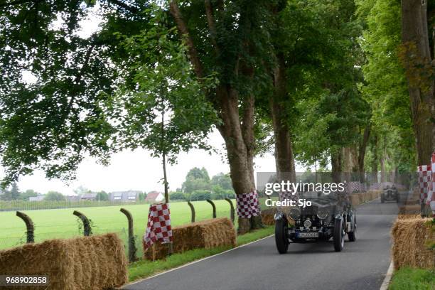 bentley 8 litre english 1931 classic car in british racing green - 2017 1931 stock pictures, royalty-free photos & images