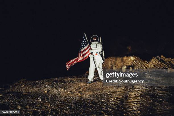 astronaute américain à la conquête de mars - cosmonaute photos et images de collection