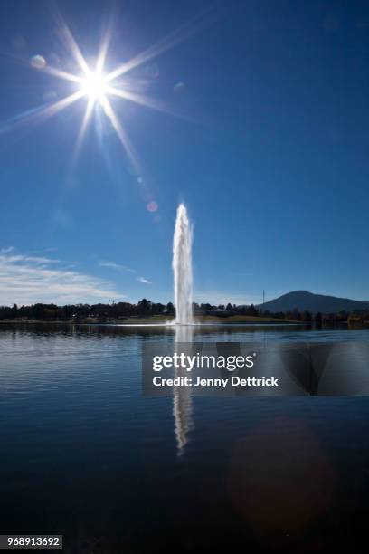 captain cook memorial jet, canberra - lake burley griffin stock pictures, royalty-free photos & images
