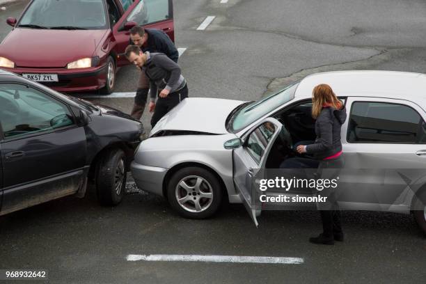 auto botsing - collide stockfoto's en -beelden