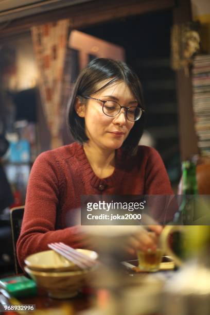 日本人女性でワイングラスを保持バー - 女子会　日本 ストックフォトと画像