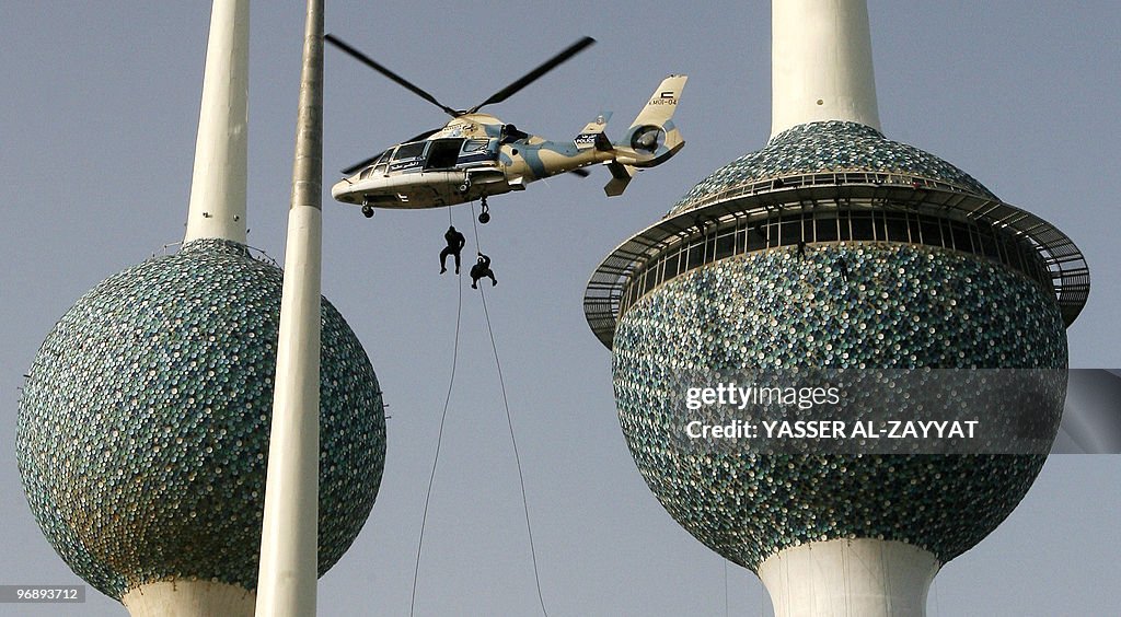 Kuwaiti special forces climb down a heli
