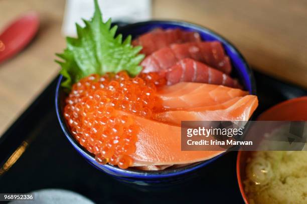 sashimi donburi/salmon maguro ikura don - シーフード ストックフォトと画像